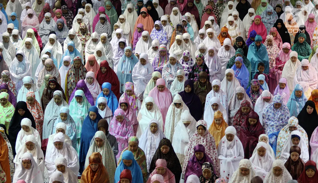 Jamaah muslimah memenuhi masjid Istiqlal untuk menjalankan salat tarawih pertama Ramadan 1438 di Masjid Istiqlal, Jakarta, Jumat (26/5). Pemerintah menetapkan 1 Ramadan 1438 Hijriah jatuh pada hari Sabtu 27 Mei 2017. (Liputan6.com/Johan Tallo)