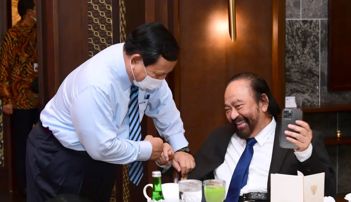 Ketua Umum Partai Gerindra Prabowo Subianto berbincang dengan Ketua Umum Partai Gerindra Prabowo Subianto di Istana Kepresidenan Jakarta, Rabu, 15 Juni 2022. Presiden Jokowi akan melantik sejumlah menteri dan wakil menteri pada Kabinet Indonesia Maju sisa masa jabatan 2019-2024. (Foto: Sekretariat Presiden)