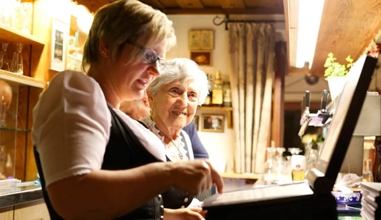 Kathi Kink saat melakukan tugasnya sebagai pelayan di restoran 'Zum Goldenen Tal' di Weyarn, Jerman. Foto diambil pada 1 Februari 2015. (REUTERS/Michaela Rehle)