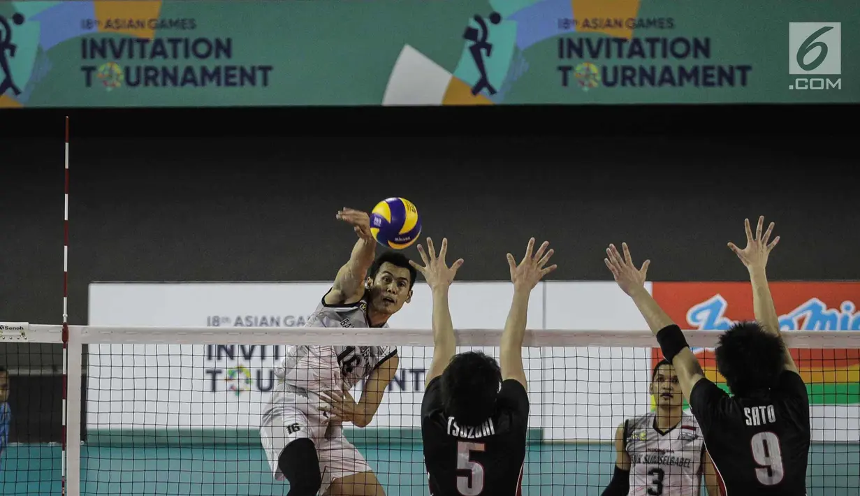 Pemain Indonesia Ramzil Huda membalikan bola dari lawan tim bola voli Jepang di kualifikasi bola voli 18th Asian Games Invitation Tournament di Tennis Indoor Senayan, Jakarta, Senin (12/2). Indonesia menang dengan skor 3-2. (Liputan6.com/Faizal Fanani)