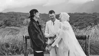Seseorang yang diduga pendeta memimpin upacara Justin Bieber dan istrinya memperbarui janji pernikahan juga ikut terlihat di momen pengumuman kehamilan ini. (Liputan6.com/IG/@justinbieber)