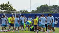 Persib Bandung saat berlatih di lapangan pendamping Stadion GBLA, Kota Bandung, Jumat (27-3-2026). (Bola.com/Erwin Snaz)
