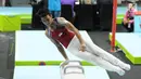 Pesenam muda Indonesia, Abinyu Rafi beraksi pada palang kuda di Kejuaraan Senam Artistik Junior Asia ke-15 di Istora Senayan, Jakarta, Rabu (25/4). Di ajang ini, Indonesia menurunkan 10 atlet, lima putra dan lima putri. (Liputan6.com/Helmi Fithriansyah)