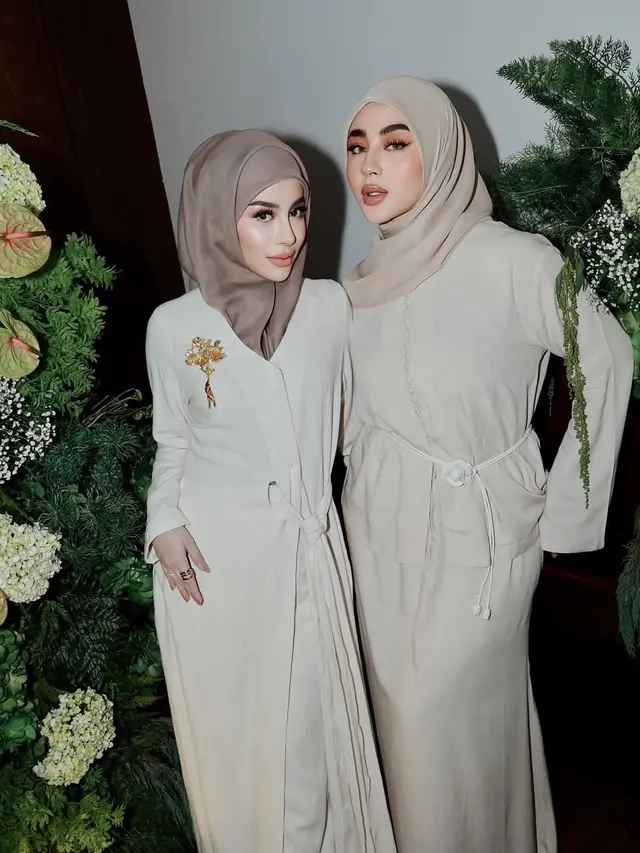 Margin kenakan kerudung dari Koleksi Kesha Ratuliu. [@emyaghnia]