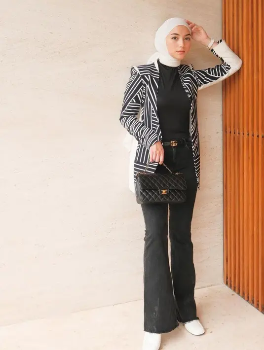 Inner hitam dan perpaduan blazer motif juga cocok digunakan untuk kamu yang ingin hangout bersama teman ataupun kekasih [instagram/citraciki]