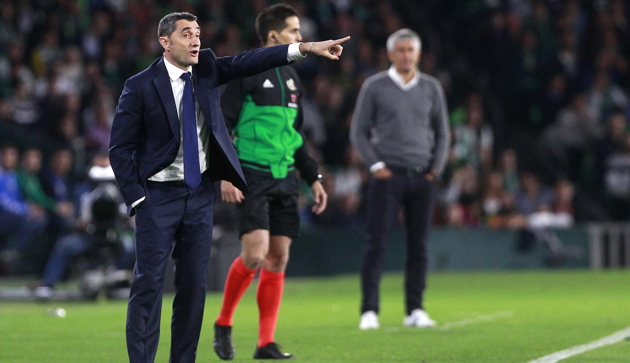 Pelatih Barcelona, Valverde, memberikan arahan kepada anak asuhnya saat melawan Real Betis pada laga La Liga 2019 di Stadion Benito Villamarin, Minggu (17/3). Barcelona menang 4-1 atas Real Betis. (AP/Miguel Morenatti)
