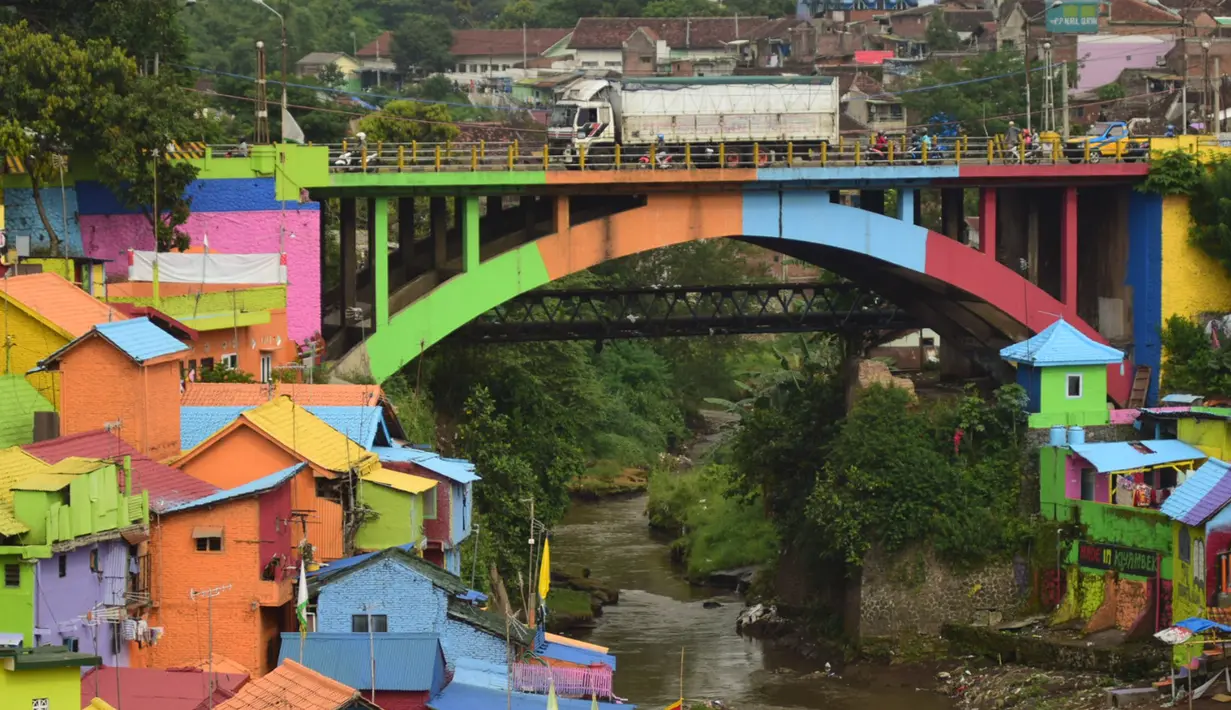 Suasana Kampung Jodipan Malang yang berada di bantaran sungai Brantas, Jawa Timur,  Kamis (5/1). Daerah ini dulu adalah pemukiman kumuh bahkan kampung tersebut termasuk dalam 11 pemukiman terkumuh di Indonesia. (Liputan6.com/Gholib)