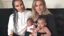 Terlihat Chicago yang kini berusia 5 bulan duduk di pangkuan Khloe dengan True Thompson yang berada di sebelahnya. (instagram/kimkardashian)