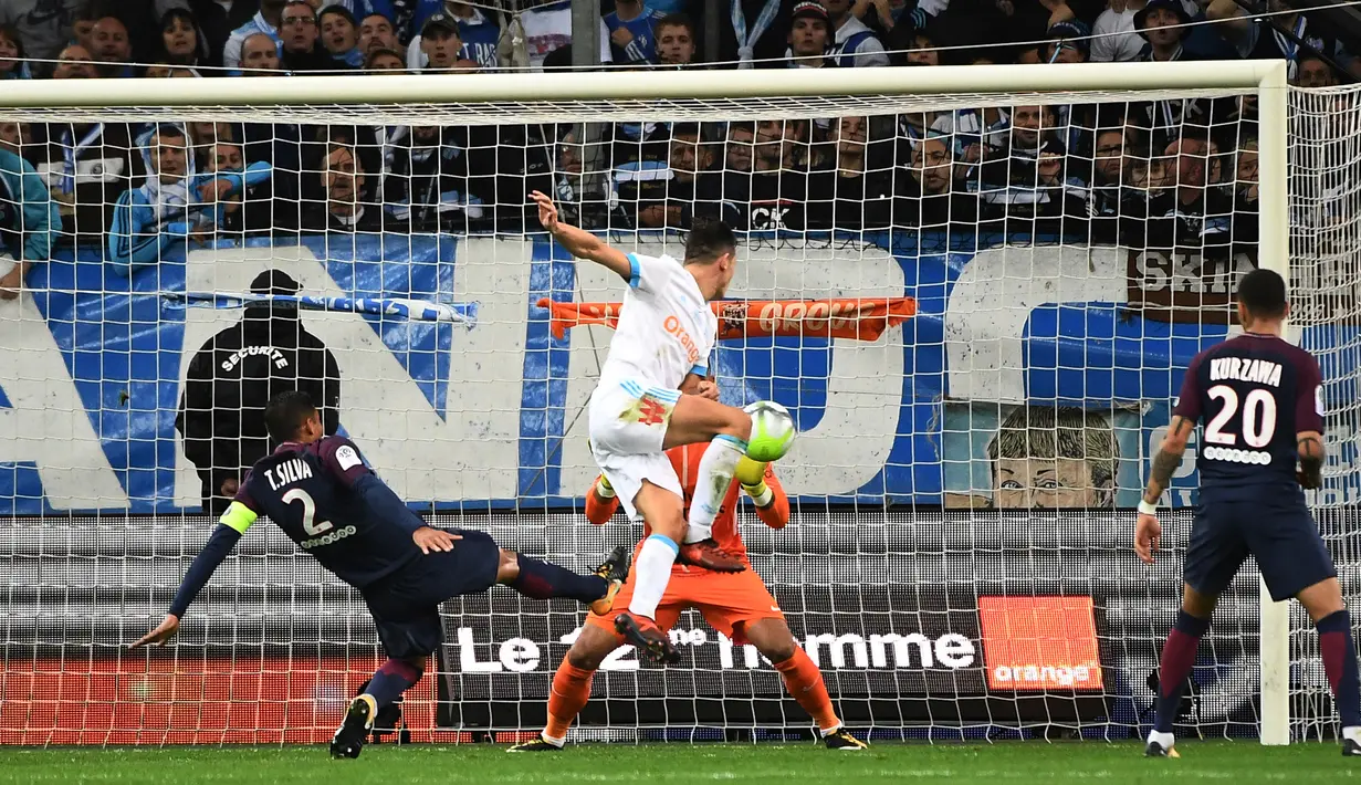 Gelandang Olympique Marseille, Florian Thauvin (kedua kanan) berhasil membobol gawang  Paris Saint-Germain pada Liga Prancis (Ligue 1) di Stadion Velodrome, Minggu (22/10). PSG ditahan Olympique Marseille 2-2 . (Valery HACHE/AFP)