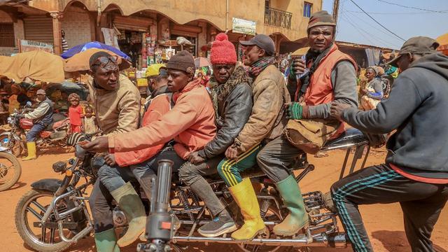Motor raksasa yang jadi sumber kehidupan di Kamerun. (AFP)