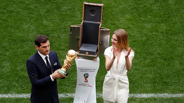Iker Casillas dan Supermodel asal Rusia Pamer Trofi Piala Dunia