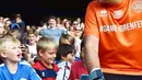 Pelatih MU, Jose Mourinho berbincang dengan anak kecil saat berpartisipasi dalam laga amal di stadion Loftus Road QPR di London, (2/8). Di pertandingan ini Mourinho menjadi kiper tim Shearer. (Instagram/mourinho_z) 