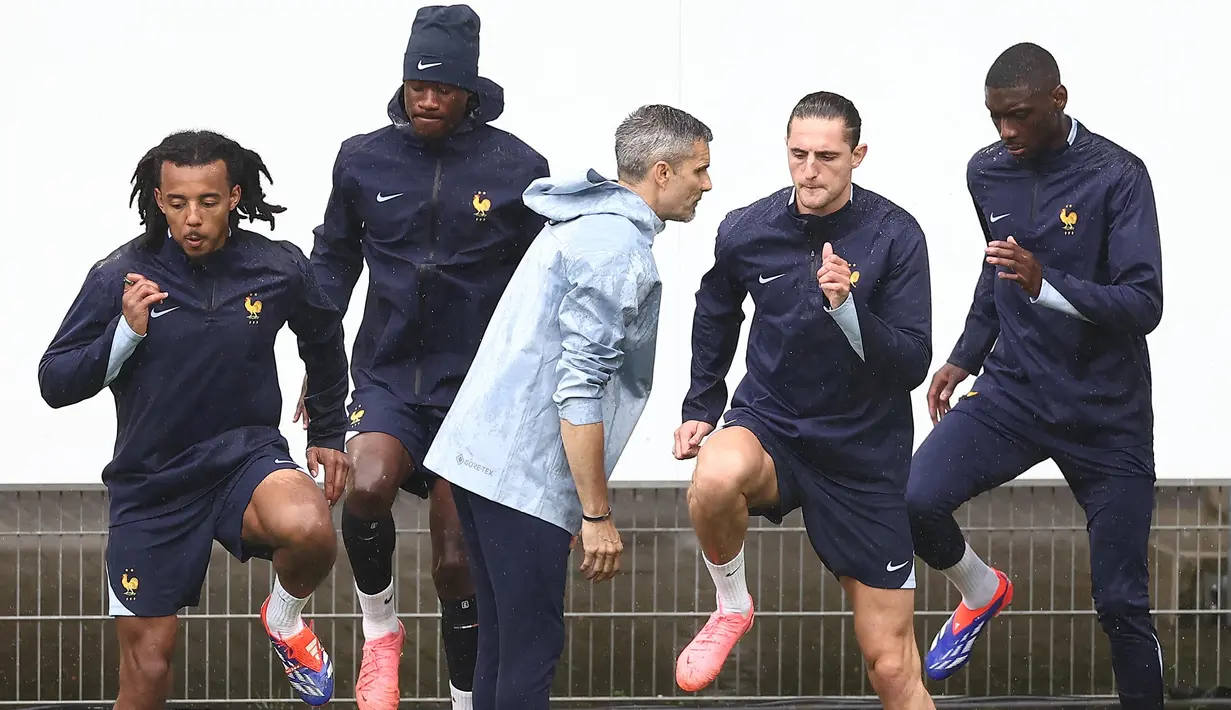 Prancis lolos ke 16 besar Euro 2024 dengan status runner-up grup D. (FRANCK FIFE/AFP)