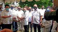 Satgas Lawan Covid-19 DPR RI bersama Menteri BUMN Erick Thohir berkunjung ke Posko Masak Satgas Bencana Nasional di Kampung Utan, Jakarta Selatan, Sabtu 6 Juni 2020. (Foto Istimewa)