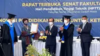 Puteri bungsu  Rosseno, Damiyanti Roosseno (kedua kiri), menerima penghargaan Herman Johannes Award 2022 dari Ketua Katgama. (Istimewa)