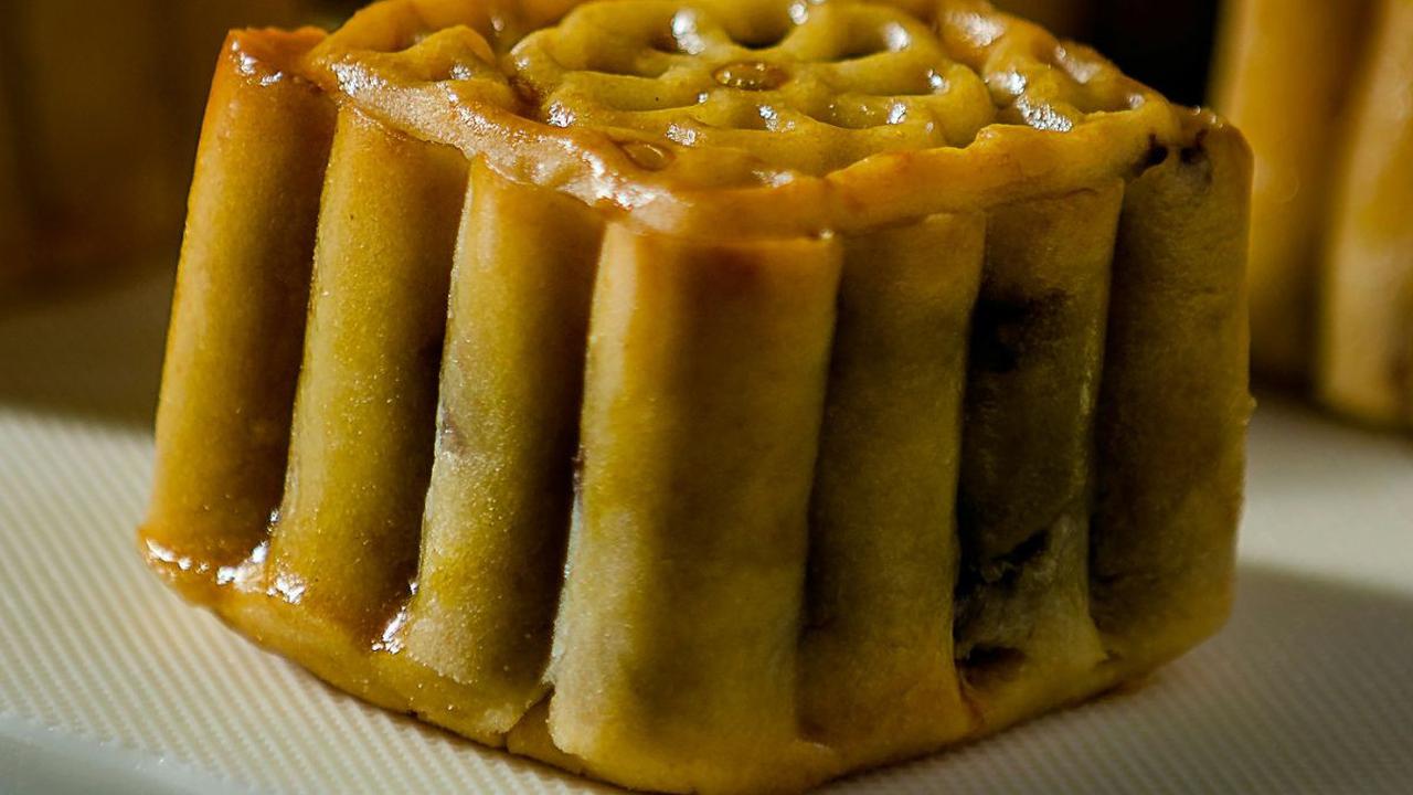 Kue bulan isi kacang hijau menjadi sajian istimewa yang tak terpisahkan dari perayaan Imlek. Kue bulan merupakan salah satu jenis kue tradisional yang dianggap membawa keberuntungan dan kebahagiaan.