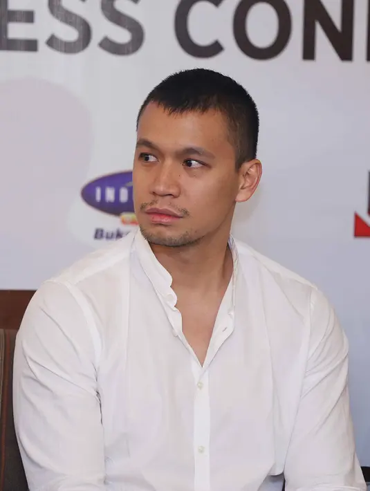 "Yang berat, saya hanya dikasih waktu mepet banget. Saya harus riset, dan bertemu sama bang Herry hanya satu hari. Saya harus tahu bagaimana dia memegang senjata, turun dari mobil seperti apa dan lain-lain," terang Sammy. (Nurwahyunan/Bintang.com)