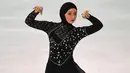 Zahra Lari adalah atlet figure skater yang berasal dari Uni Emirat Arab. Olahraga figure skater tak jarang menuntut para atlet untuk tampil menarik dengan pakaian yang dikenakan. Tak hanya kemampuan, penampilan juga menjadi daya lebih. (Foto: AFP/Christof Stache)