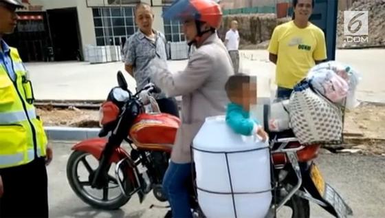 Masukkan Anak ke Ember, Pria Ini Ditilang