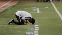 Sujud Syukur Indra Sjafri saat Timnas Indonesia U-22 Bungkam Thailand