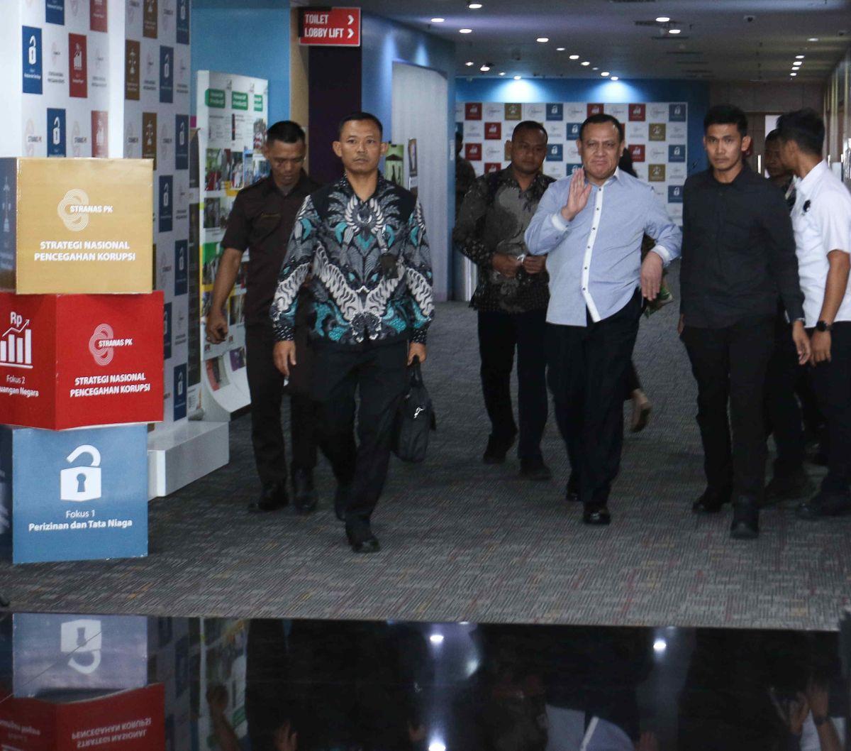 Ketua Komisi Pemberantasan Korupsi (KPK) nonaktif Firli Bahuri tak banyak bicara setelah menjalani pemeriksaan oleh Dewan Pengawas KPK, Selasa (5/12/2023). Firli diperiksa&nbsp;terkait laporan dugaan pelanggaran etik pertemuan dan pemerasan terhadap manta