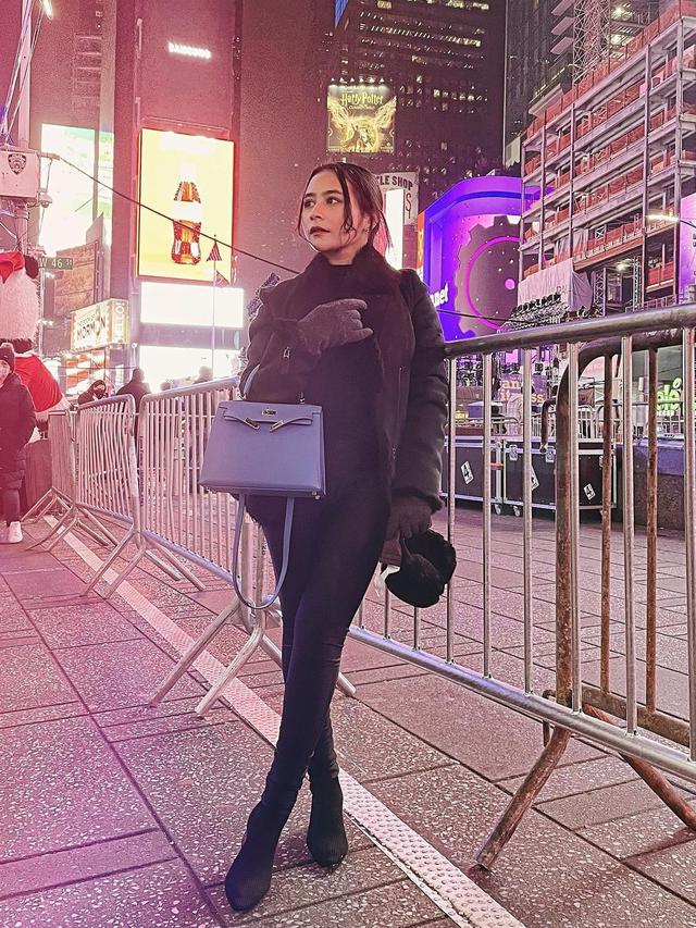 Prilly Latuconsina liburan tahun baru 2022 di New York City (Foto: Instagram/prillylatuconsina96)
