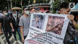 Ratusan imigran Afghanistan jalan kaki menuju Kedubes Kanada di Jakarta, Senin (13/12/2021). Dengan membawa spanduk dan poster, mereka menuntut UNHCR dan IOM segera memproses penempatan mereka ke negara tujuan seperti Kanada, Australia, Selandia Baru maupun AS. (Liputan6.com/Faizal Fanani)