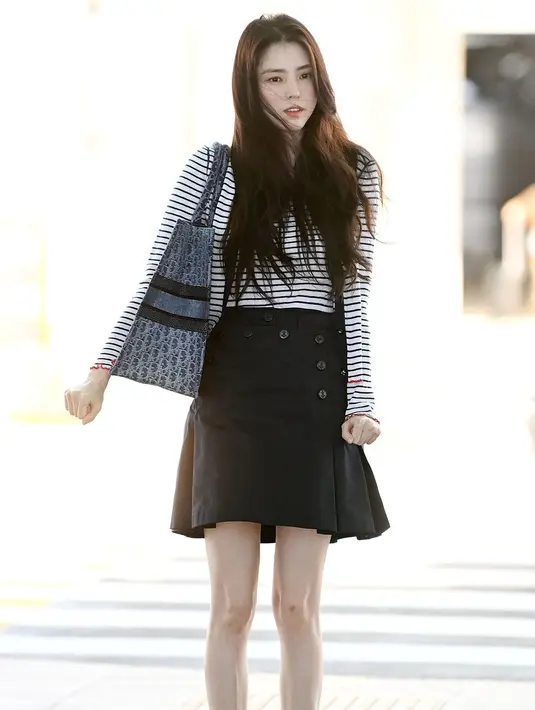Dalam foto tersebut, Han So Hee tampil bergaya kasual mengenakan koleksi terbaru Dior Fall 24 dari atas sampai ke bawah, termasuk Denim Dior Oblique Book Tote dan Dior Chrono Sneakers. [Dok/Dior]