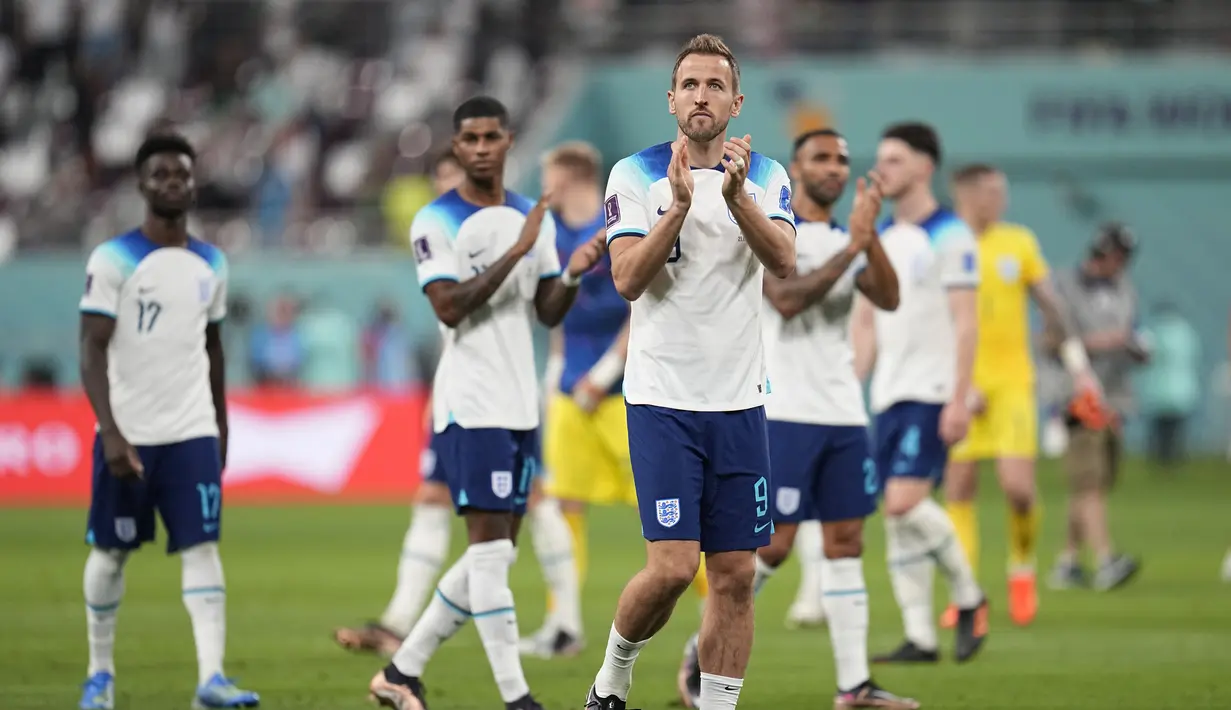 <p>Penyerang Inggris, Harry Kane (tengah) dan rekan setimnya menyambut tepuk tangan dari penonton setelah kemenangan atas Iran dalam pertandingan grup B Piala Dunia di Stadion Internasional Khalifa di Doha, Qatar, Senin (21/11/2022). Dengan kemenangan ini, Inggris berada di puncak klasemen dengan tiga poin. (AP Photo /Abbie Parr)</p>
