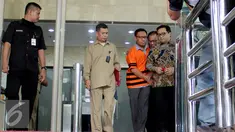 General Manager Divisi Gedung PT Hutama Karya, Budi Rachmat Kurniawan (BRK) ditahan usai menjalani pemeriksaan KPK, Jakarta, Kamis (6/8/2015). BRK ditahan terkait kasus korupsi pembangunan diklat pelayaran Sorong tahap 3. (Liputan6.com/Helmi Afandi)