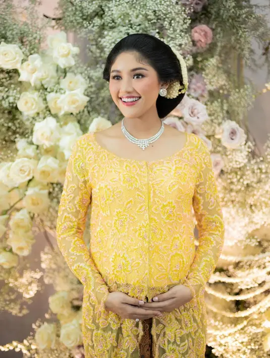 Lihat di sini tampilan anggun bumil Erina Gudono dengan kebaya kuning cerah di acara tingkeban. (Foto: IG/@erinagudono).