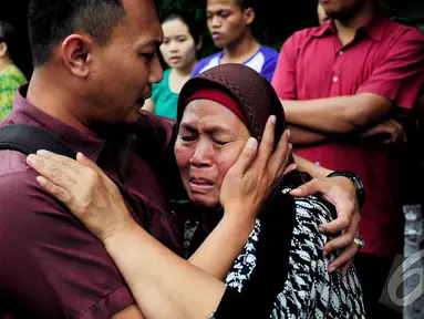 Seorang ibu menangis saat mengetahui rumah dan seluruh perabotannya hangus dimakan api, Jaksel, Kamis (26/6/2014) (Liputan6.com/Faizal Fanani) 