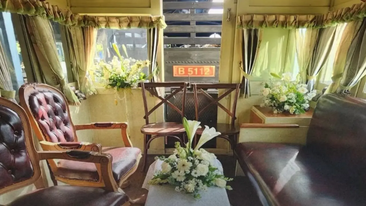 Dalam interior Kereta Ambarawa Love Express https://www.instagram.com/reel/DFb2nMhSpth/?igsh=YXUyMWgwNXdveGw4