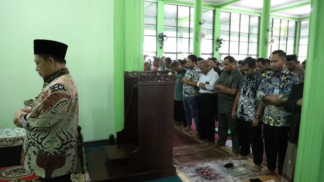 Momen Mendagri Jadi Imam Shalat Jumat di Masjid At-Taqwa Bandara Juanda
