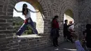 Turis berpose di sepanjang bentangan Tembok Besar Badaling di pinggiran Beijing, Selasa (6/10/2020). 425 juta turis China melakukan perjalanan domestik di paruh pertama delapan hari libur Hari Nasional, menghasilkan $ 45,9 miliar pendapatan pariwisata. (AP Photo/Ng Han Guan)
