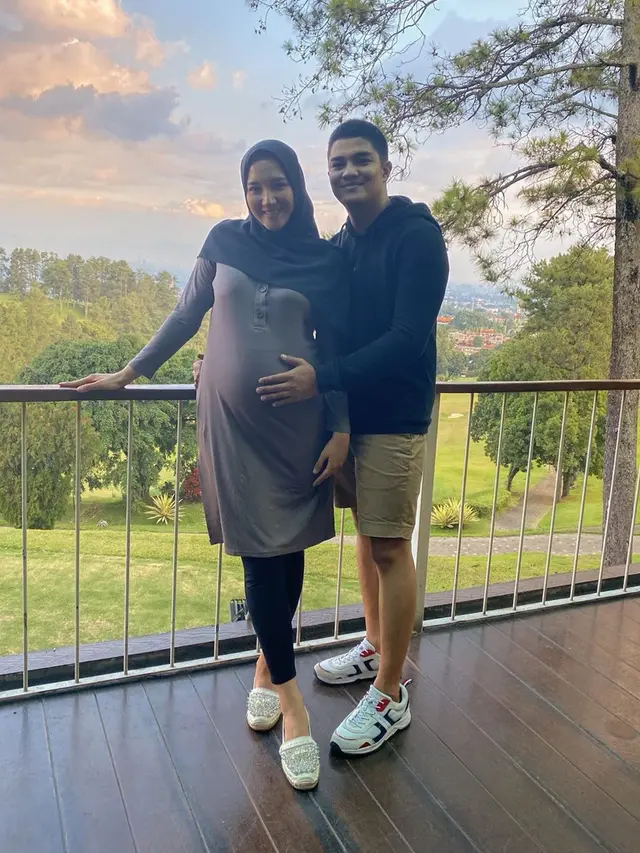 Perut Kian Membucit, Ini 6 Potret Erica Putri Pamer Baby Bump Bareng Suami