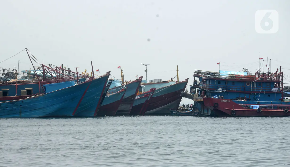 Kapal tangkap ikan GT 30 bersandar di Pelabuhan Muara Baru dan Pelabuhan Angke, Jakarta, Sabtu (9/10/2021). Dengan terbitnya PP Nomor 85 Tahun 2021, PNBP untuk para nelayan mengalami kenaikan sebesar 600 persen dari tarif biasanya. (merdeka.com/Imam Buhori)