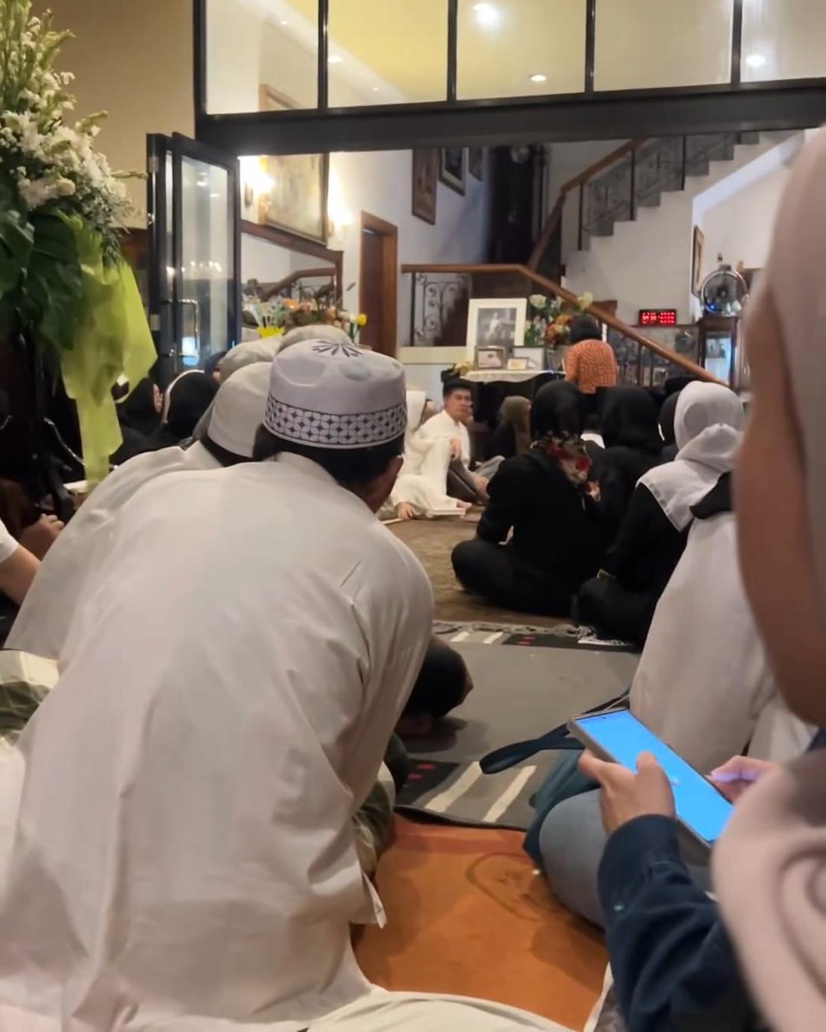 Potret Chand Kelvin dan Istri Hadiri Pengajian 7 Hari Meninggalnya Ayah Baim Wong