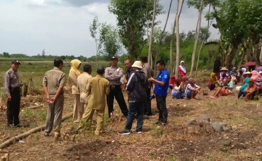 Emak-emak lama bernegosiasi dengan Muspika Kecamatan, meminta jaminan tak akan dibangun lokalisasi Ngesengan. (Foto: Liputan6.com/Muhamad Ridlo)