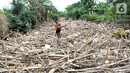 Petugas gabungan membersihkan tumpukan sampah yang menyumbat aliran air Sungai Cikeas di kawasan Bendung Koja Jatiasih, Bekasi, Jawa Barat, Rabu (16/10/2019). Pembersihan sekitar 1.200 meter kubik sampah bambu tersebut diperkirakan menghabiskan waktu dua minggu. (merdeka.com/Arie Basuki)