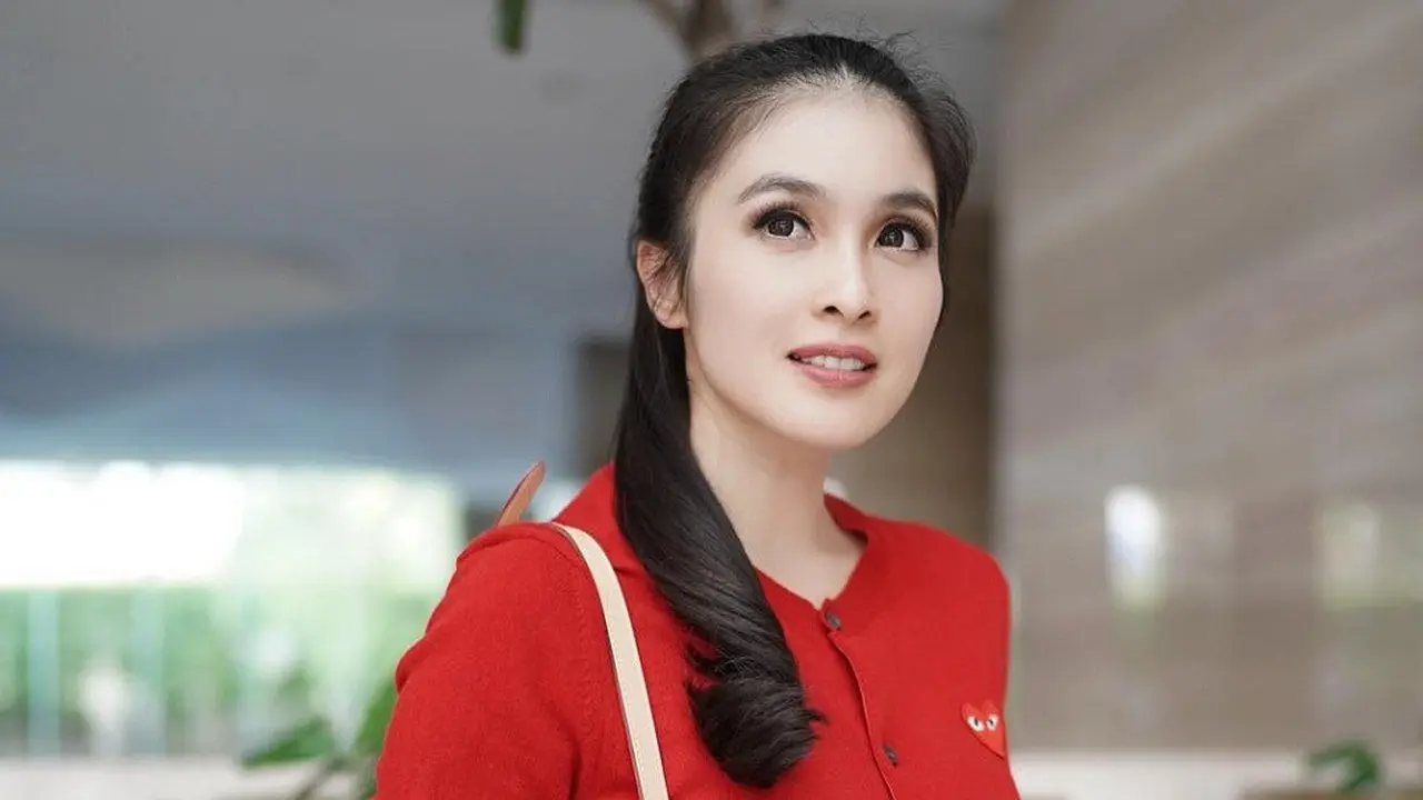 Tampil keren dengan celana Jeans ala Sandra Dewi