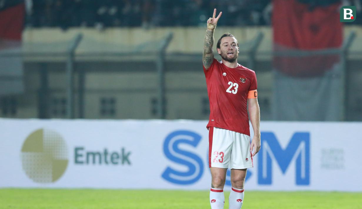 <p>Klok mampu menjadi jenederal lini tengah skuat Garuda. Umpan-umpan daerahnya yang mumpuni serta kemampuannya dalam mengeksekusi bola-bola mati menjadi ancaman serius bagi lini belakang Bangladesh. Ia juga dipercaya menjadi kapten tim menggantikan Fachruddin Aryanto yang ditarik keluar sejak awal babak kedua. (Bola.com/M Iqbal Ichsan)</p>