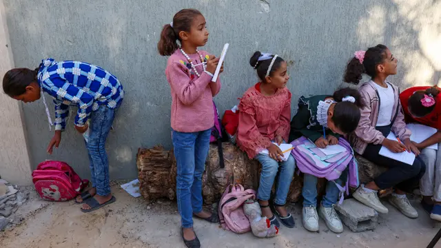 Semangat Anak-anak Pengungsi Palestina Kembali Belajar Meski di Ruang Terbuka