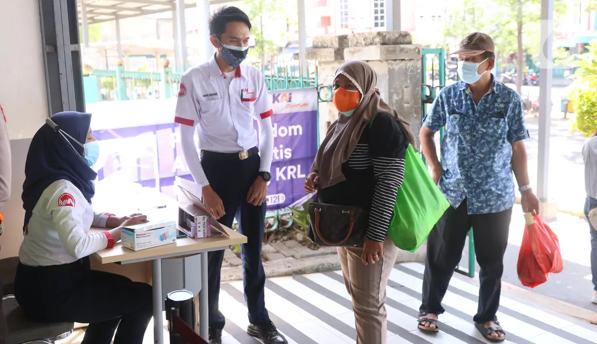 Petugas memeriksa Surat Tanda Registrasi Pekerja (STRP) bagi penumpang di Stasiun Tangerang, Banten, Senin (12/7/2021). Kementerian Perhubungan mengeluarkan aturan soal kewajiban membawa surat tanda registrasi pekerja (STRP) dan/atau surat tugas bagi pengguna KRL. (Liputan6.com/Angga Yuniar)