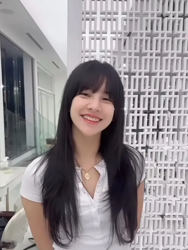 6 Potret Anya Geraldine dengan Gaya Rambut Berponi yang Bikin Pangling, Disebut Makin Imut bak Anime Girl