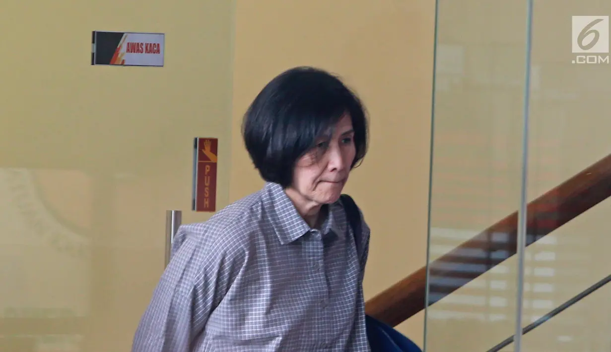 Mantan Manager Administrasi & Finance Connaught International Pte. Ltd. Sallyawati Rahardja usai menjalani pemeriksaan di gedung KPK, Jakarta, Jumat (2/8/2019). Sallyawati diperiksa sebagai saksi untuk tersangka mantan direktur Garuda Indonesia Emirsyah Satar. (Liputan6.com/Herman Zakharia)