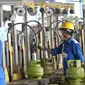 Pekerja mengisi LPG ke tabung Elpiji 3 kg di Depot LPG Tanjung Priok, Jakarta, Senin (21/5). Kenaikan permintaan tersebut dibandingkan konsumsi normal pada 2018 yaitu sebesar 10,1 persen untuk produk Elpiji bersubsidi 3 Kg. (Liputan6.com/Angga Yuniar)