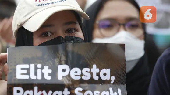 Salam Tiga Jari Warnai Aksi Mahasiswa di Bundaran HI