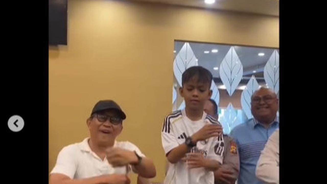 Enjoy Rocky Gerung Tari Pacu Jalur Bareng Dikha 'Aura Farming', Jenderal Polisi Ikut Happy
