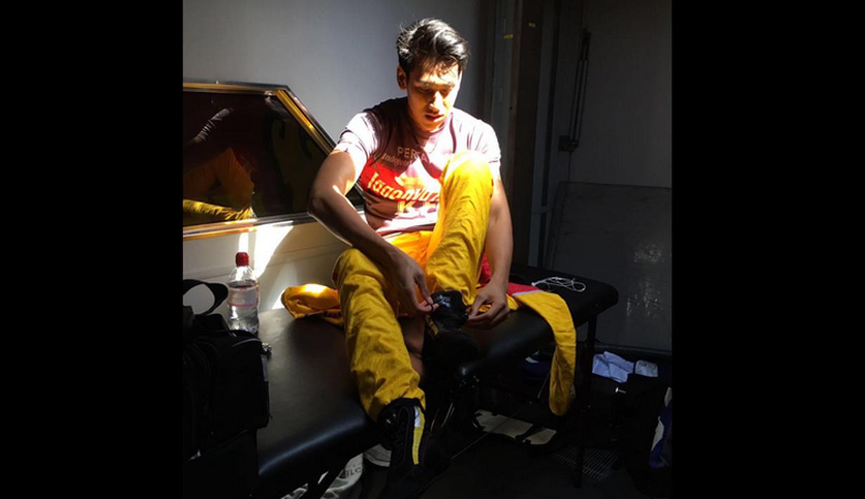 Sean Gelael bersiap di paddock Pertamina Campos Racing jelang latihan bebas GP2 Spanyol di Sirkuit Catalunya, Spanyol, Jumat (13/5/2016). (Bola.com/Twitter/TeamJagonyaAyam)